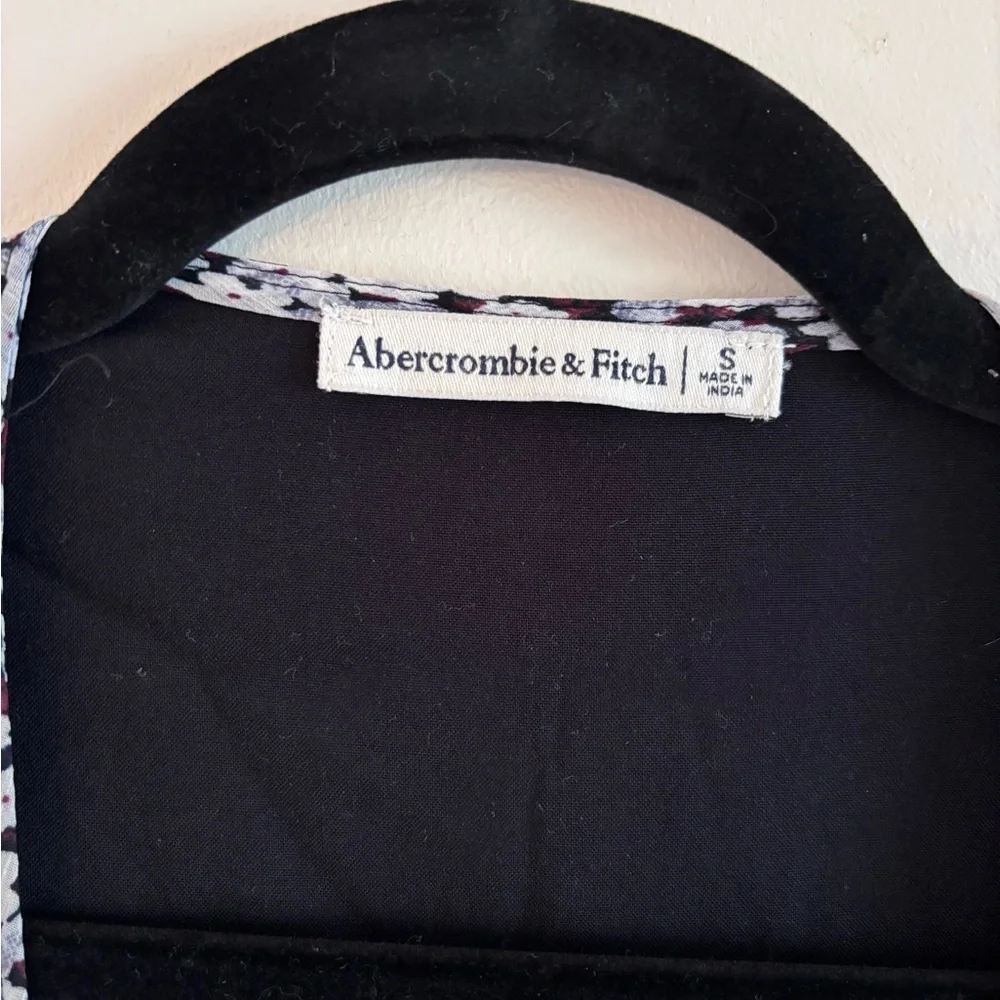 Abercrombie and Fitch Floral Tie-Front duster, Size small